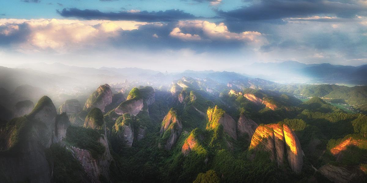 八角寨,是崀山风景区核心景点之一,坐落在湘桂边陲的湖南省新宁县崀山